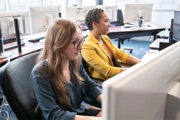 女性在金融实验室的电脑前